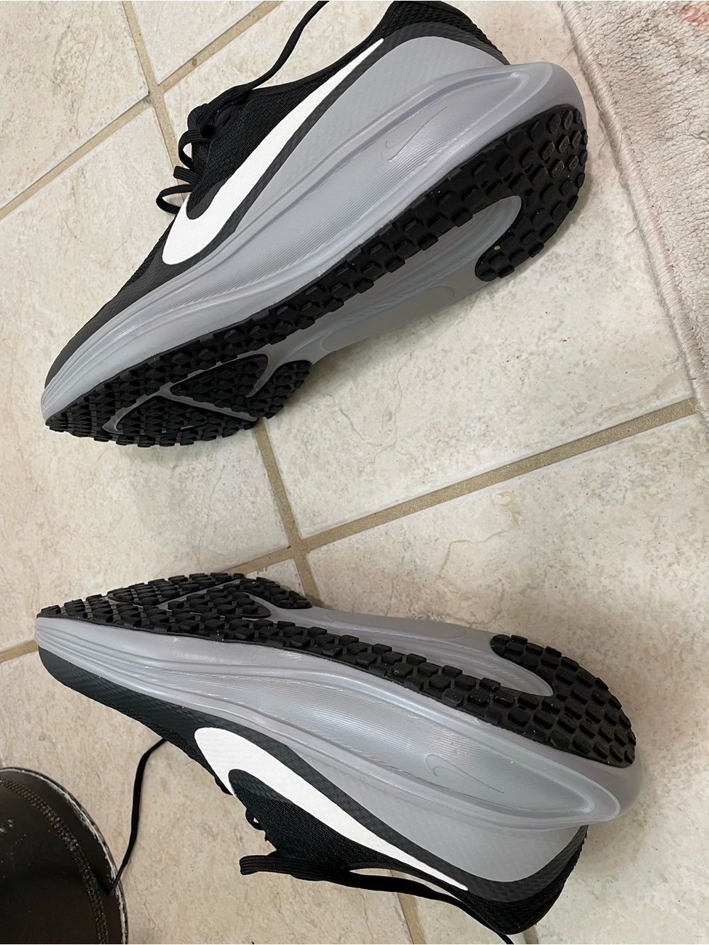 Men’s Nike Revolution 8 Running Shoes, Size 11.5 - Picture 4 of 4